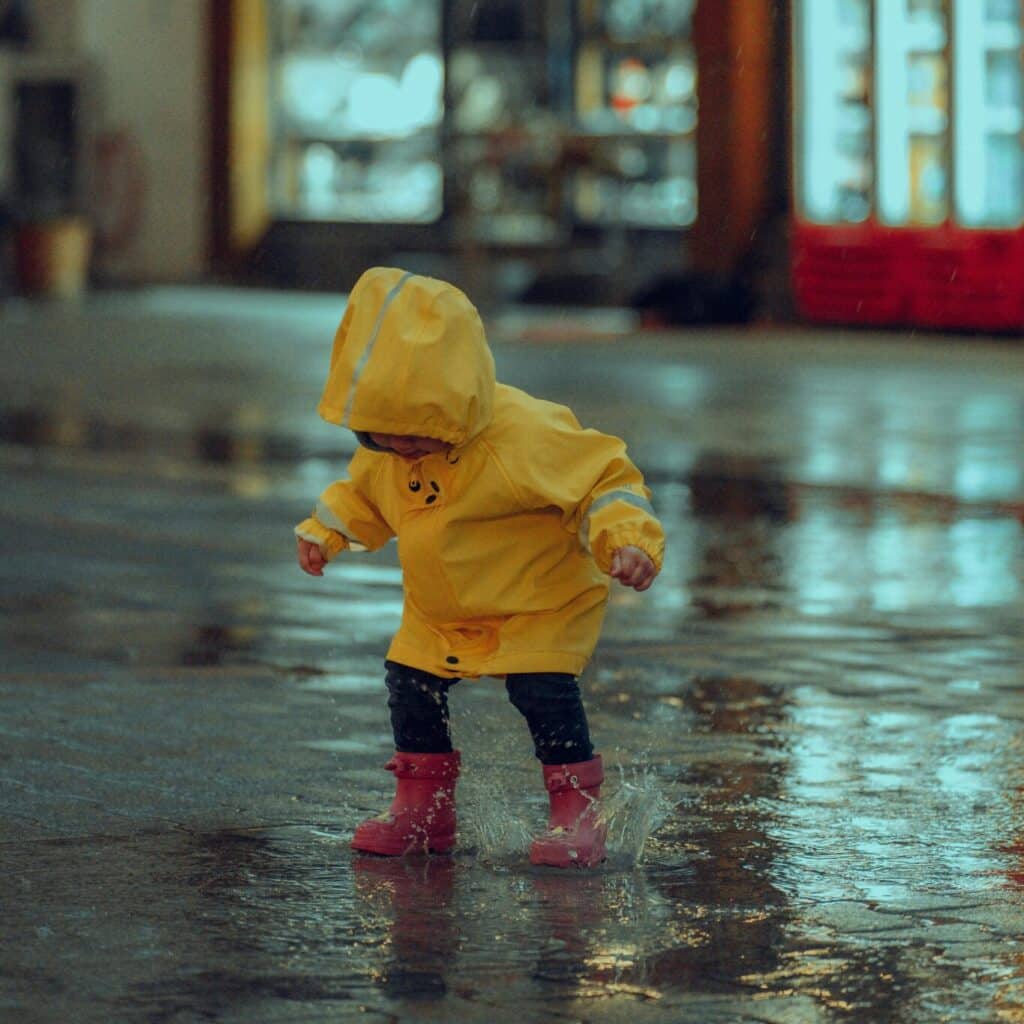 imperméable enfant qui saute dans la pluie