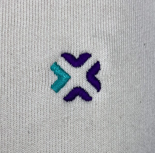 Broderie du logo Webmecanik sur la maille d'un sweat personnalisé col rond, marquage poitrine