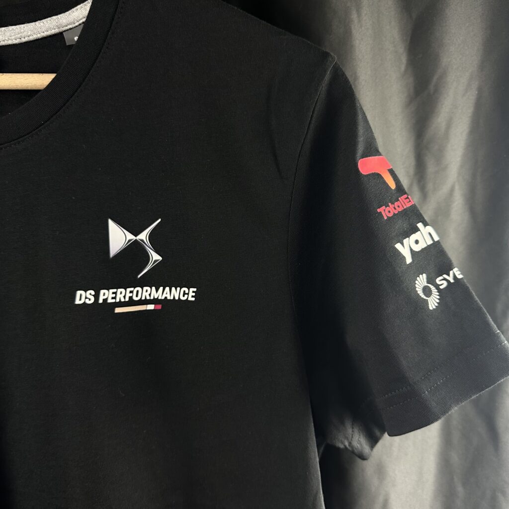 t shirt noir personnalisé avec logos sponsors imprimés sur poitrine et manche