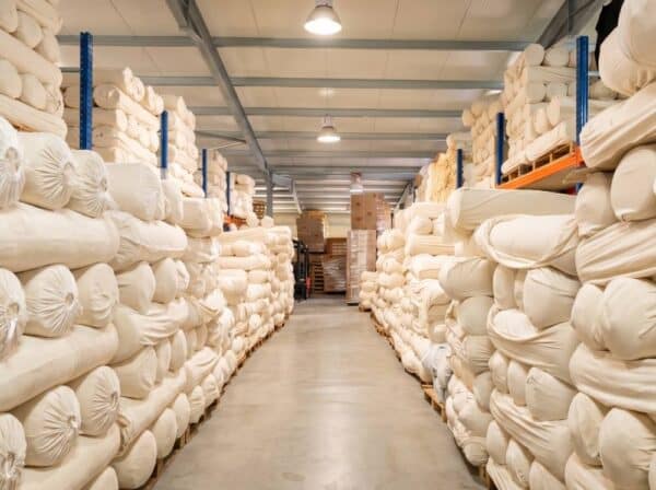 Ballots de tissu coton stockés en entrepôt au Portugal pour la confection de sweats personnalisés