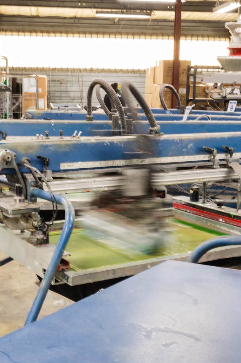 Carrousel de sérigraphie en fonctionnement - atelier de marquage textile IKONE à Sorgues